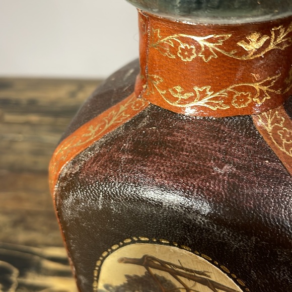 Made in Italy alcohol decanter leather wrapped.  Wooden top split. - Picture 11 of 17